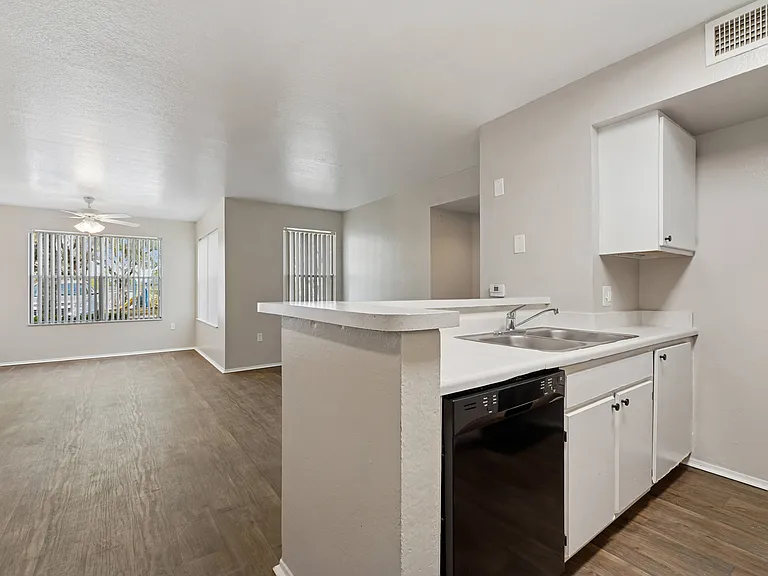Glen Oaks Apartments — Photo 8