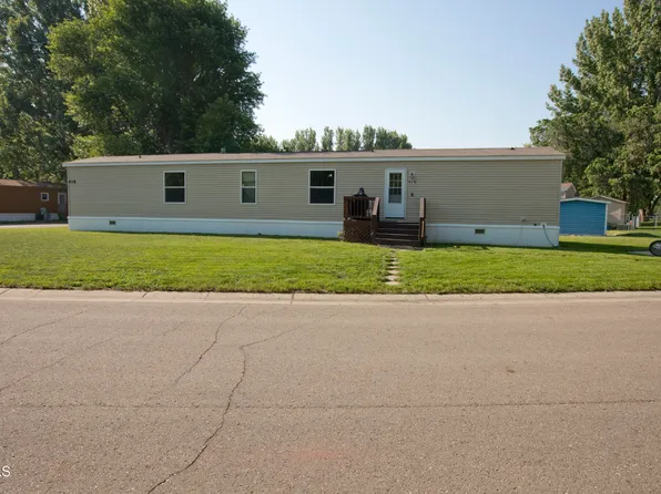 418 Yorkshire Ln, Bismarck, ND 58504