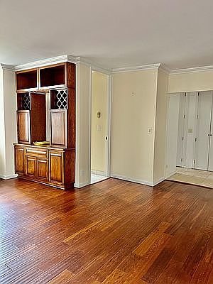5th image of 161 W 61st St APT 10F