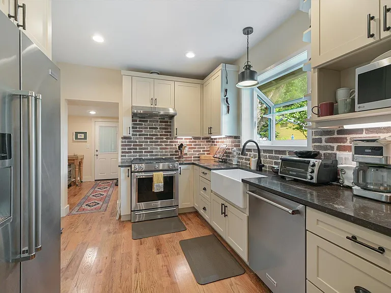 4408 Avenue C — Photo 8