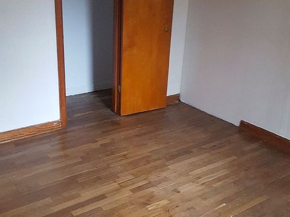 3rd image of 107 N Oak St