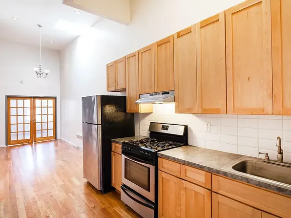 169 Stanhope Street image 1 of 10