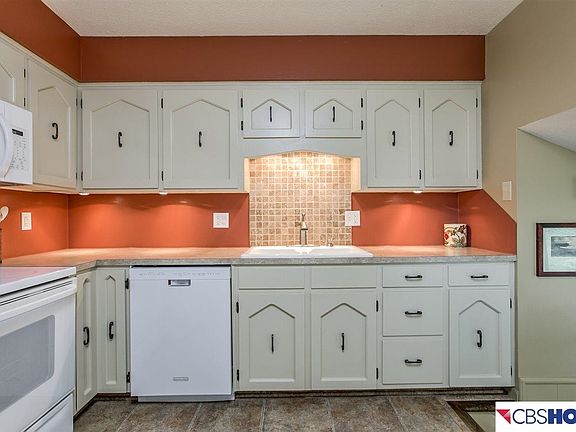 4th image of 712 S 152nd Cir