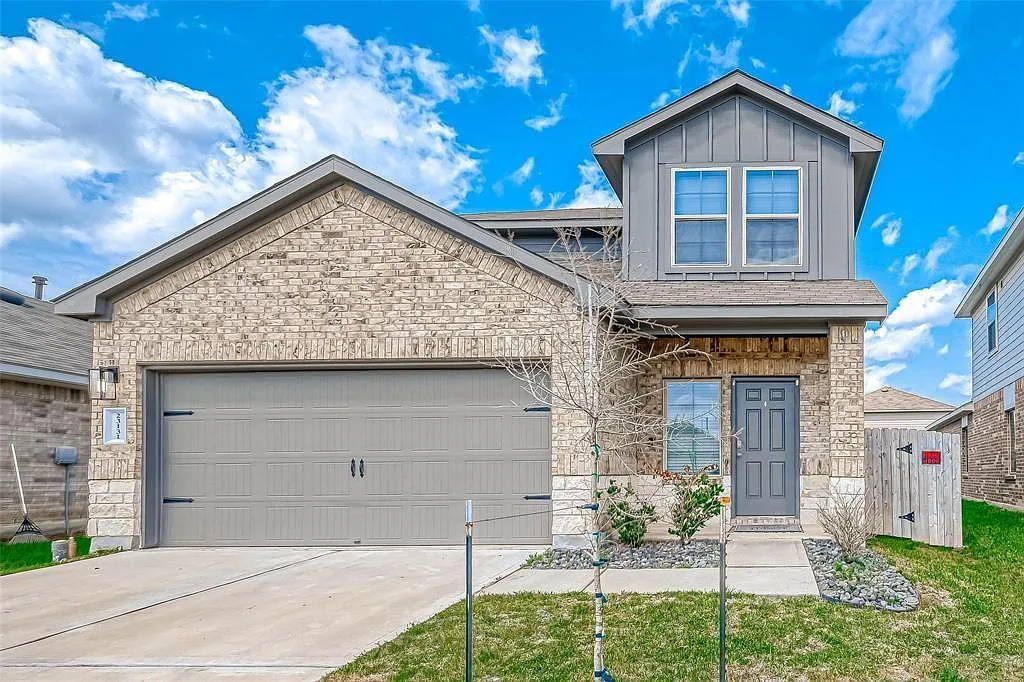 4 bed, 2.5 bath, 2214 sqft, $2,400 — Photo 1