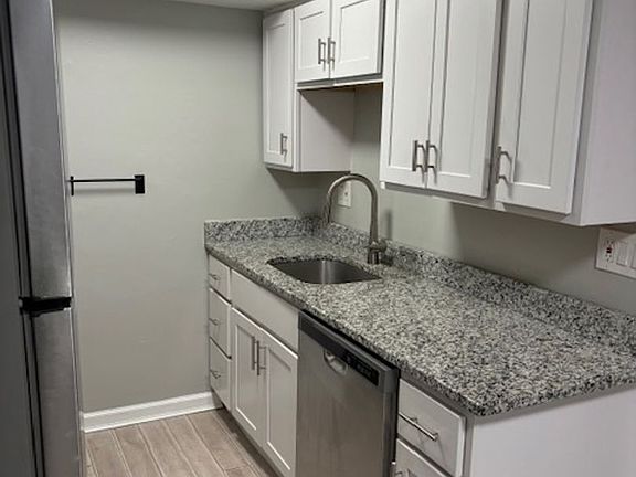 5th image of 2521 Hackberry St #14