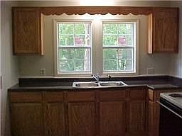 5th image of 220 Cave St