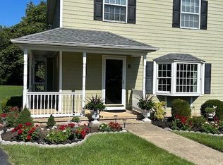 8 Eaton Pl, Hopewell, NJ 08525