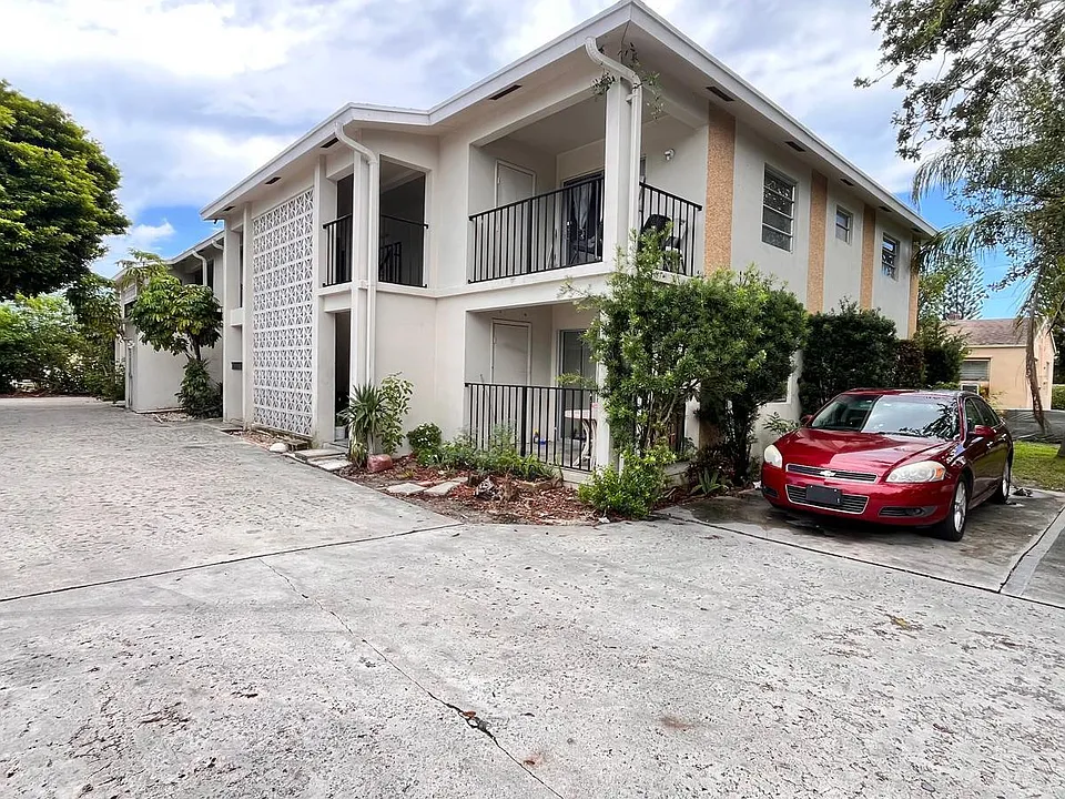 126 S D St #7