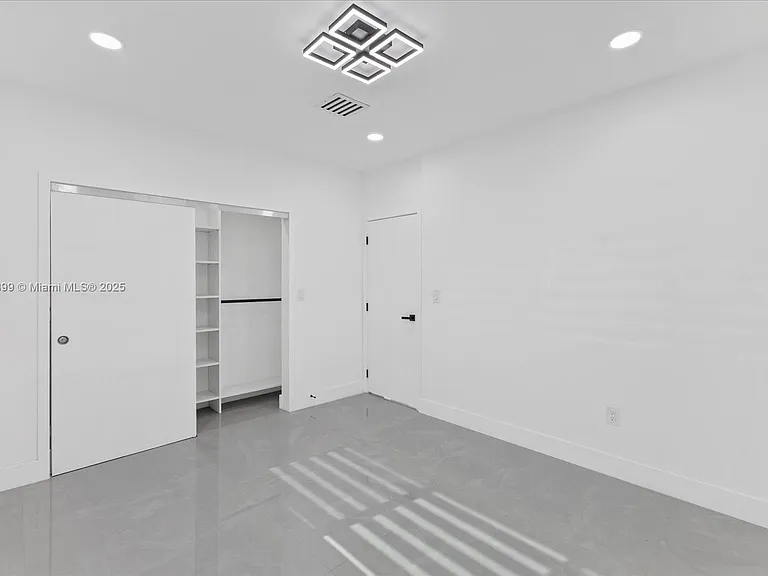 19511 NE 18th Pl — Photo 19