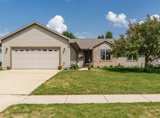 2608 N Wuthering Hills Dr, Janesville, WI 53546