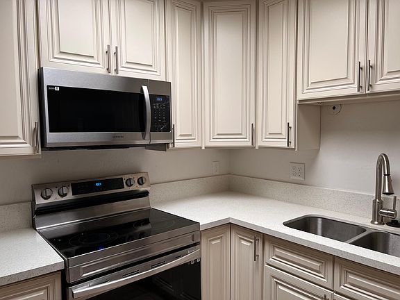 3rd image of 1324 E Don Carlos Ave
