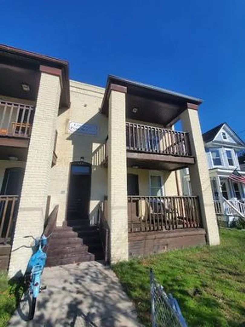 420 W 31st St — Photo 2