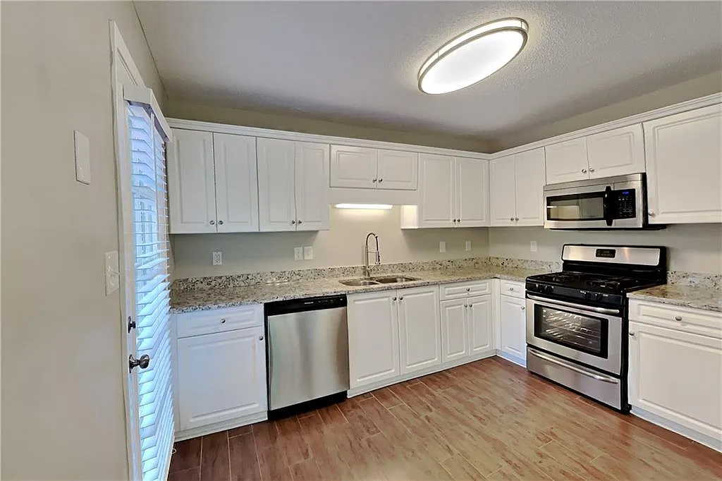 4 bed, 2.5 bath, 1924 sqft, $2,225 — Photo 4