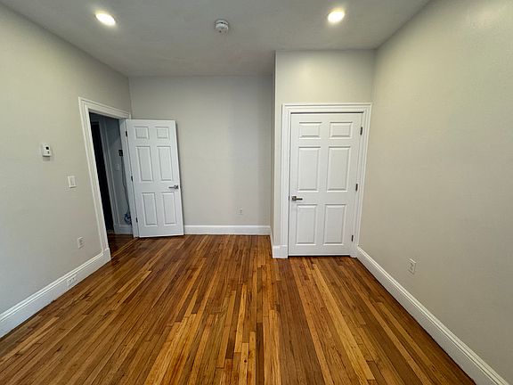 3rd image of 109 Strathmore Rd APT 11