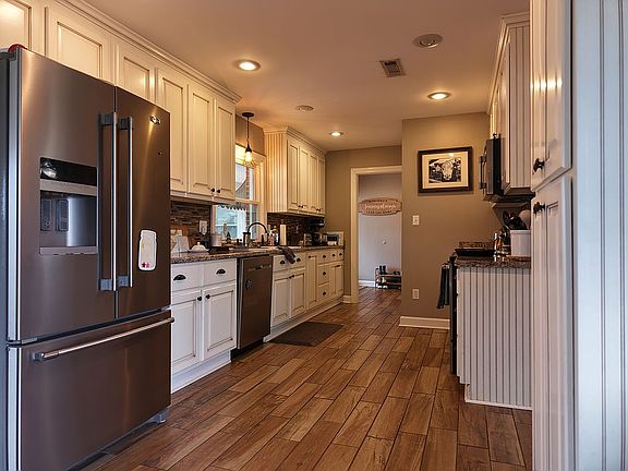 2nd image of 809 4th Ave SW