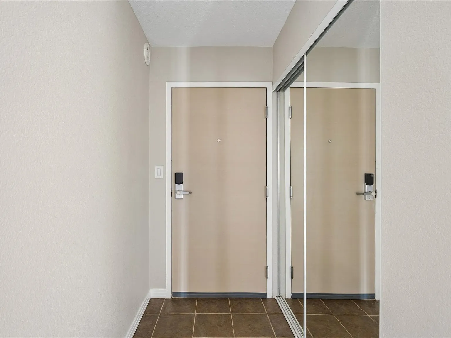 1 bed, 731 sqft, $2,100 — Photo 2