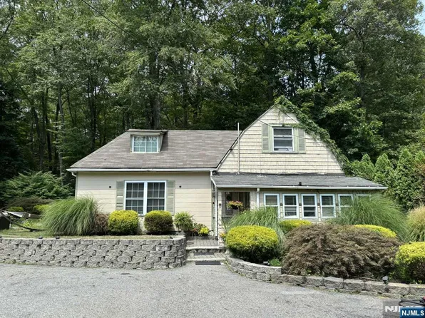 5 Old Gormely Ln, Butler, NJ 07405