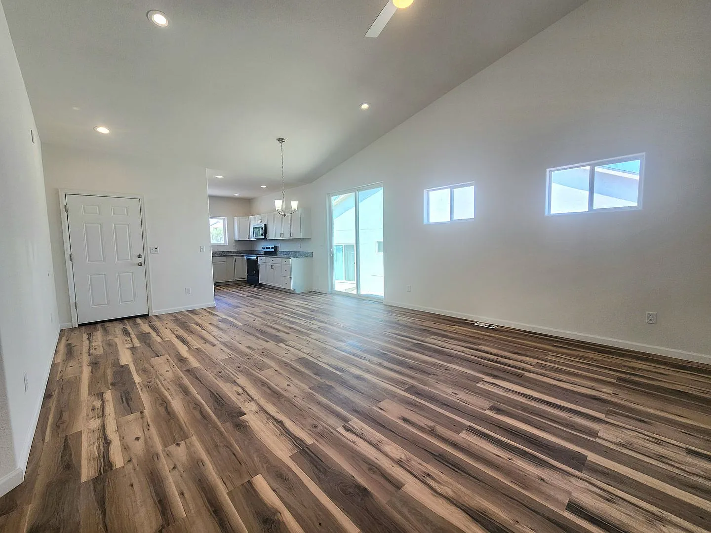 673 E La Porte — Photo 3
