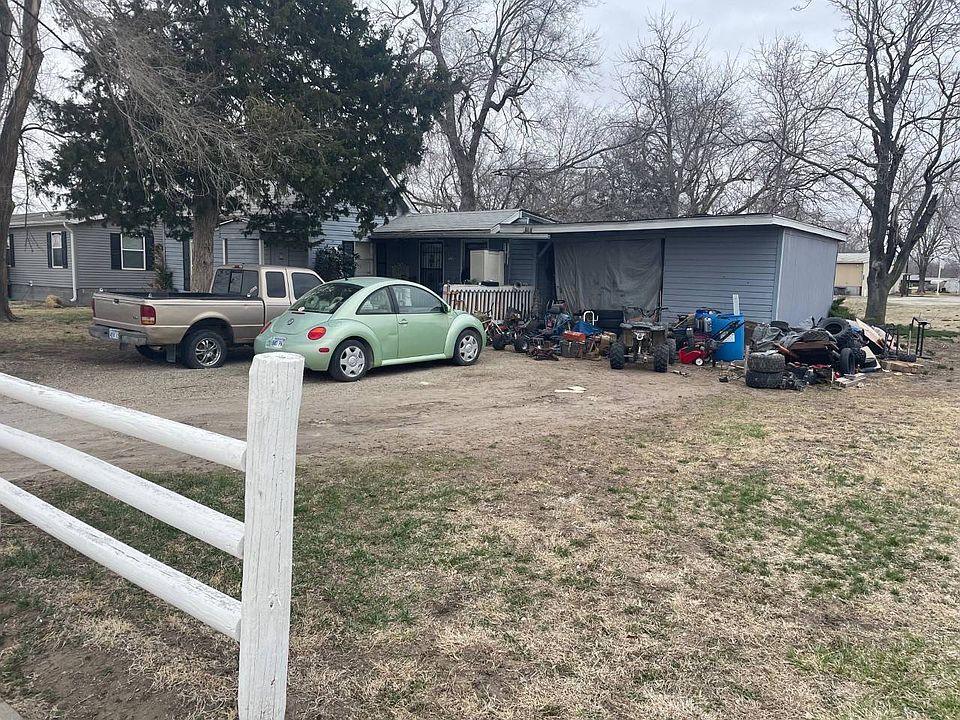 2nd image of 725 Maple St