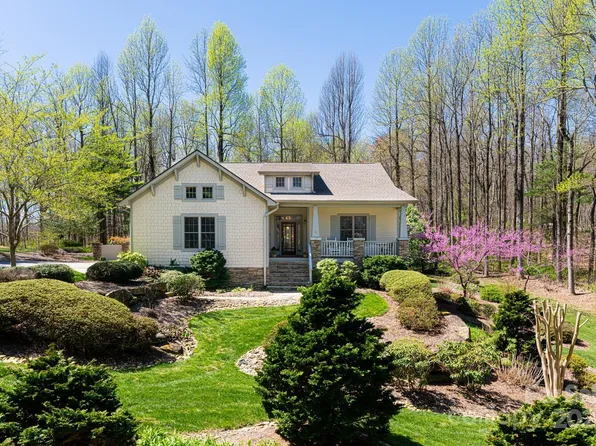 140 Berry Creek Dr, Flat Rock, NC 28731