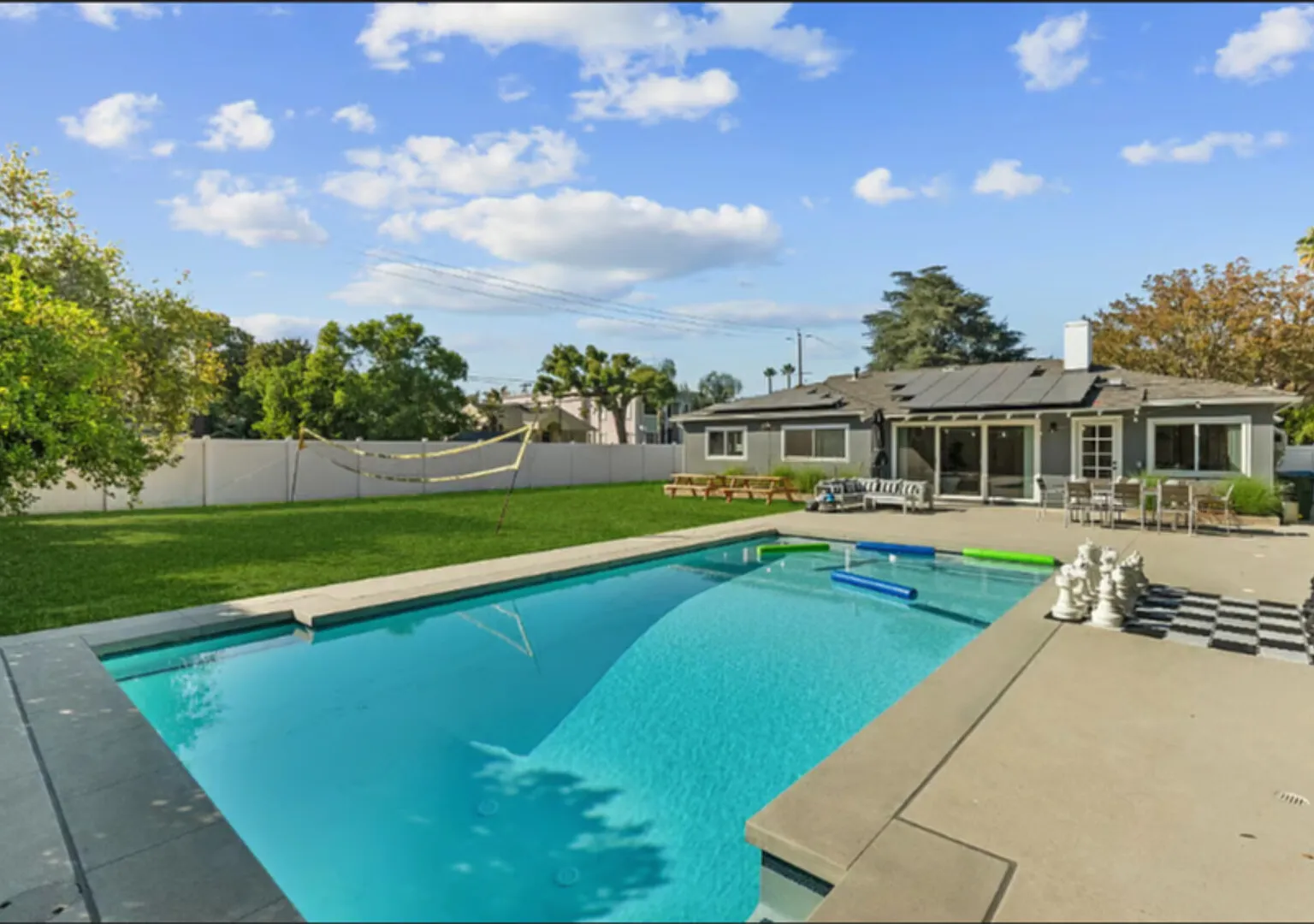 Gorgeous Family Home in Encino — Photo 3