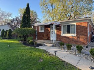 918 Columbia St, Algonac, MI 48001
