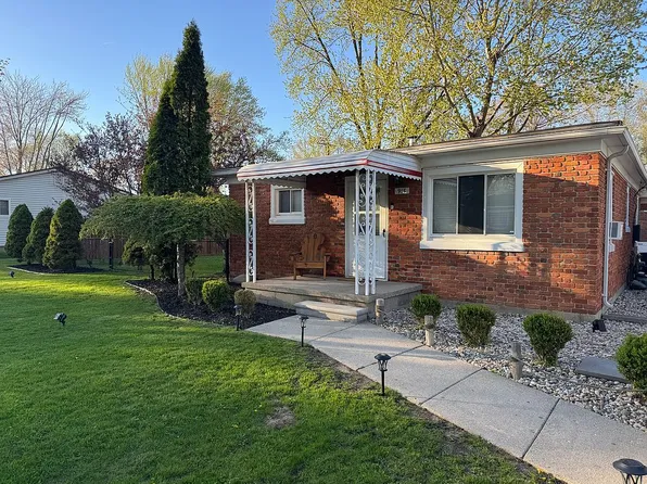 918 Columbia St, Algonac, MI 48001