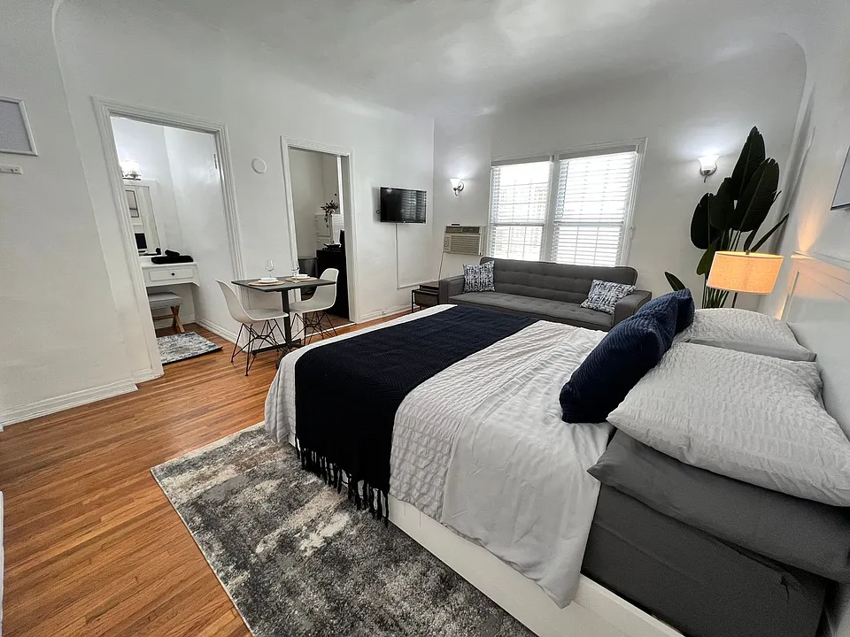 660 S. Cloverdale Ave.