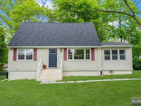 405 Biglow Dr, Highland Lakes, NJ 07422