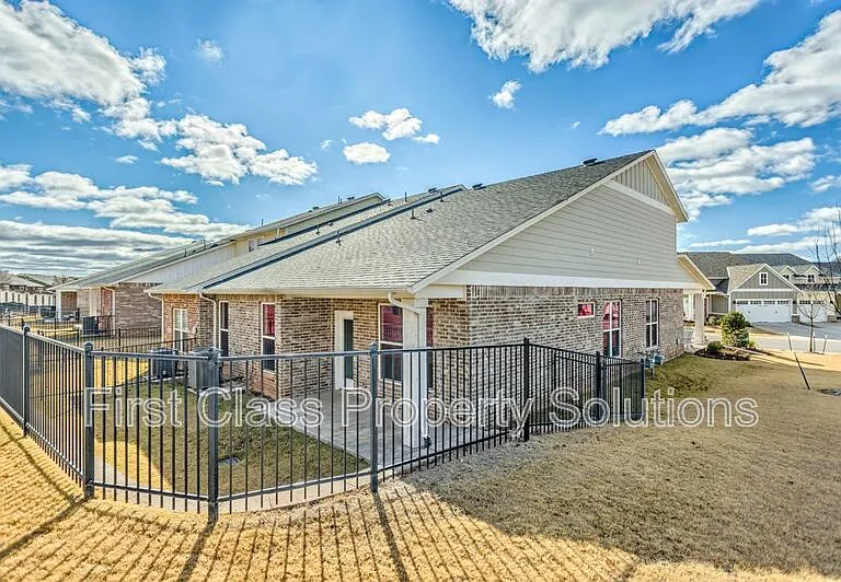 728 Harbor Town Dr — Photo 13