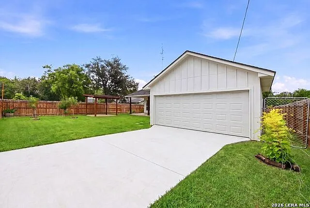 15815 Uvalde St — Photo 32