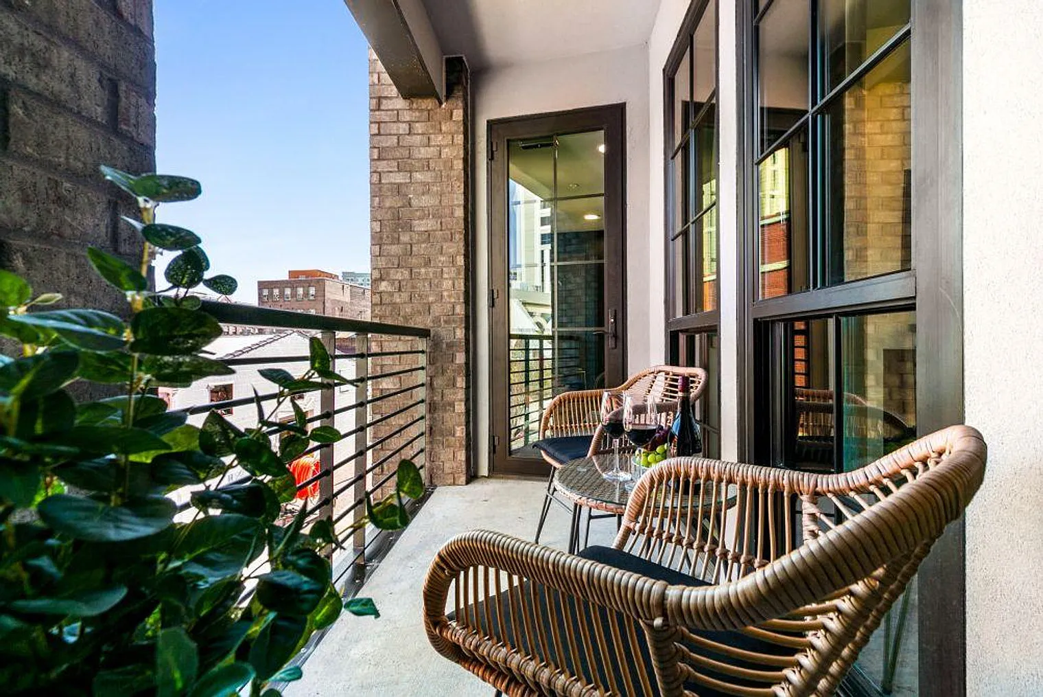 2 bed, 1.0 bath, 904 sqft, $7,319 — Photo 4