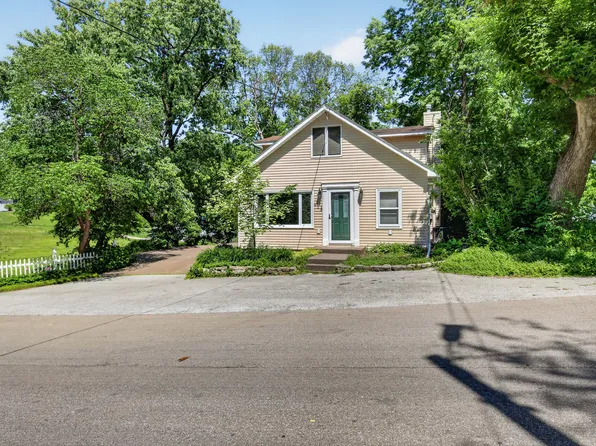 629 N 3rd St, Le Claire, IA 52753
