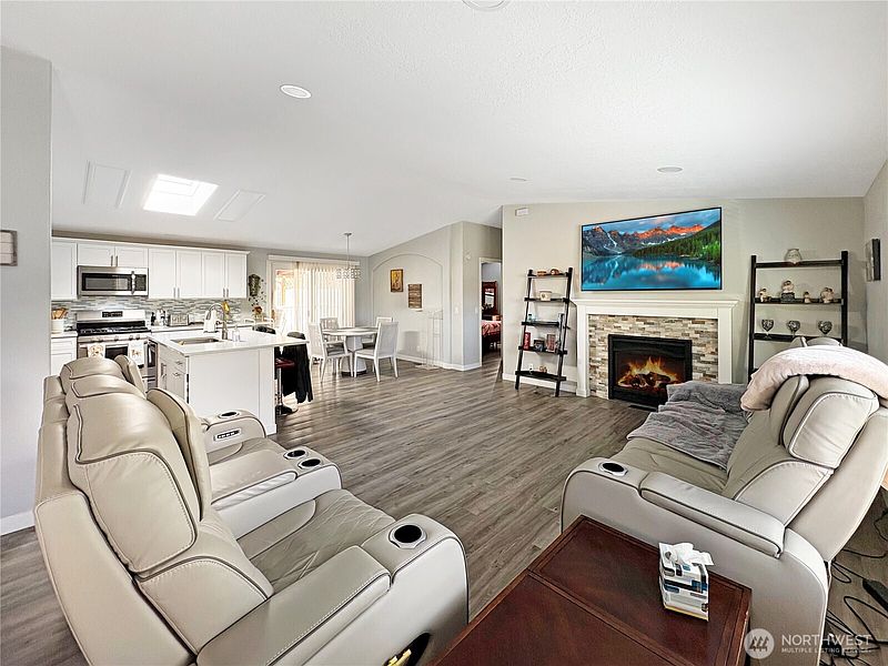 3rd image of 4332 Lakeview Court