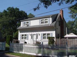 39 Delamere St, Huntington, NY 11743