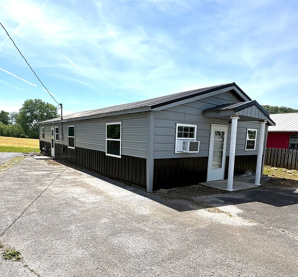 Spacious Home in the Heart of Cave City! — Photo 1