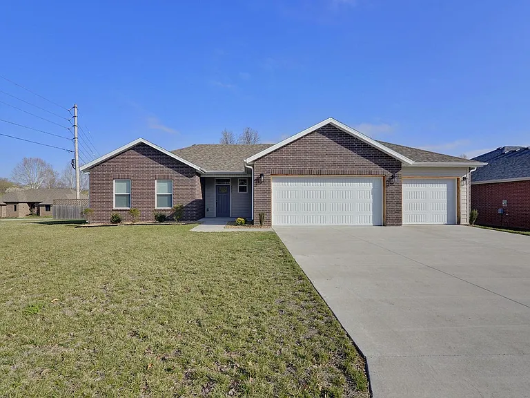 4207 E Eastmoor Dr — Photo 1