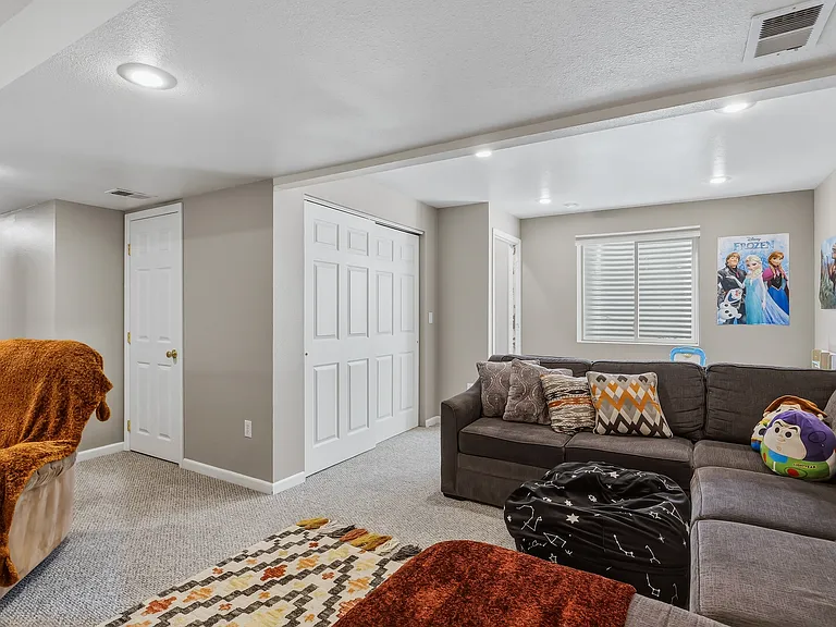 2114 Meadow Dr — Photo 23