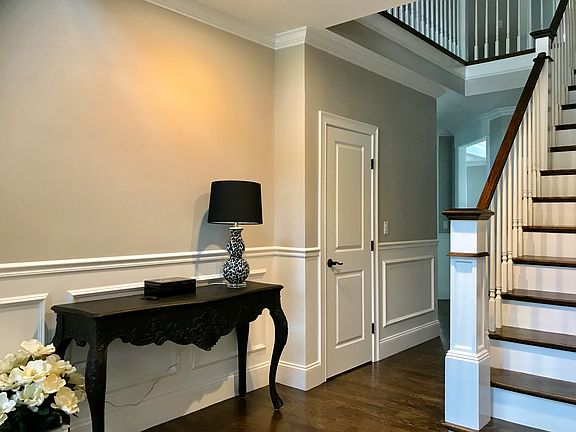 5th image of 301 Linden St