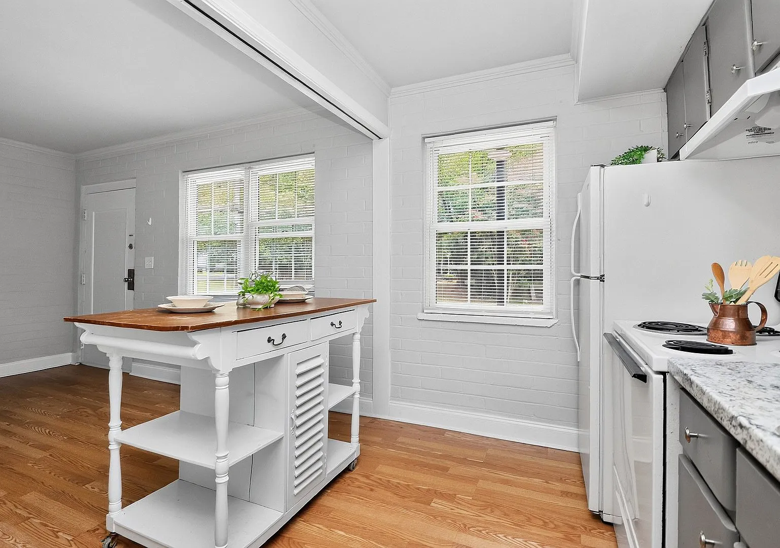 Charming One Bedroom Apartment In The Heart of Plaza Midwood! — Photo 4
