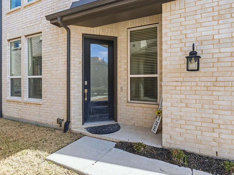 1128 Queensdown Way — Photo 3