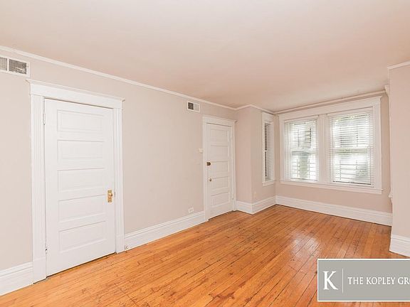 4th image of 1104 W Wellington Ave