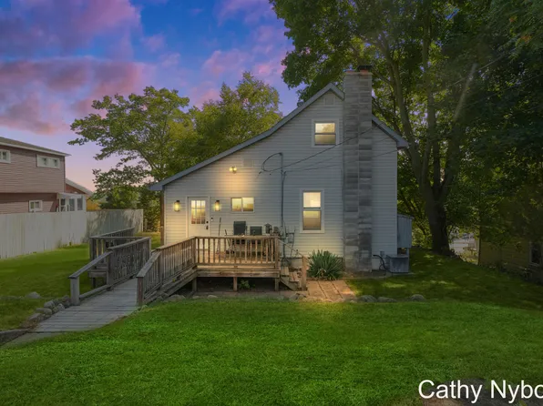 8979 Ferry St, Montague, MI 49437