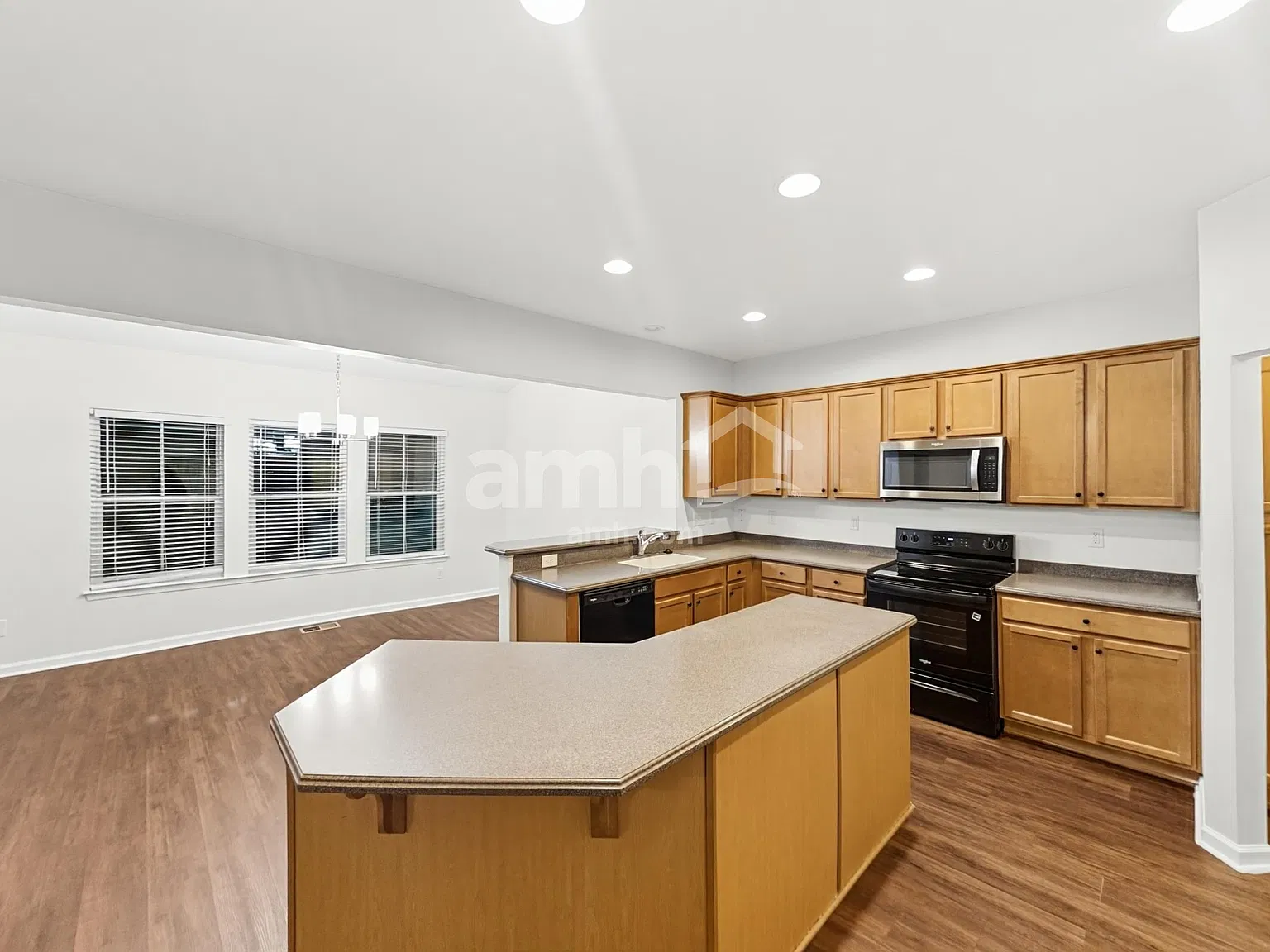 5 bed, 3.5 bath, 3294 sqft, $2,965 — Photo 3