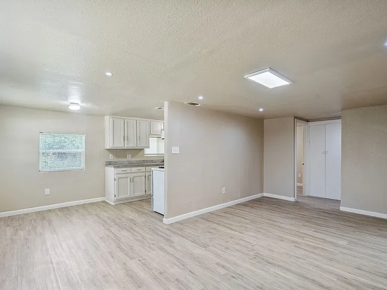 1000 Qualia Dr — Photo 3