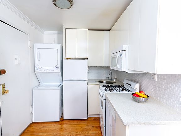 4th image of 160 E 2nd St APT 4B