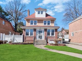 8420 Charlecote Rdg, Jamaica, NY 11432