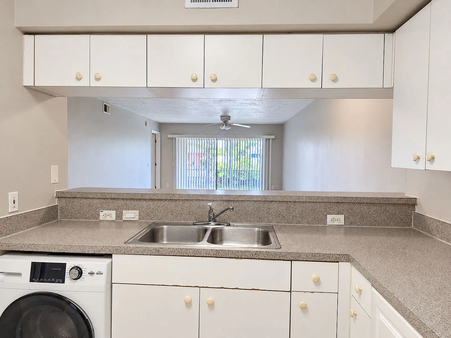 621 SW 47th Ter — Photo 3
