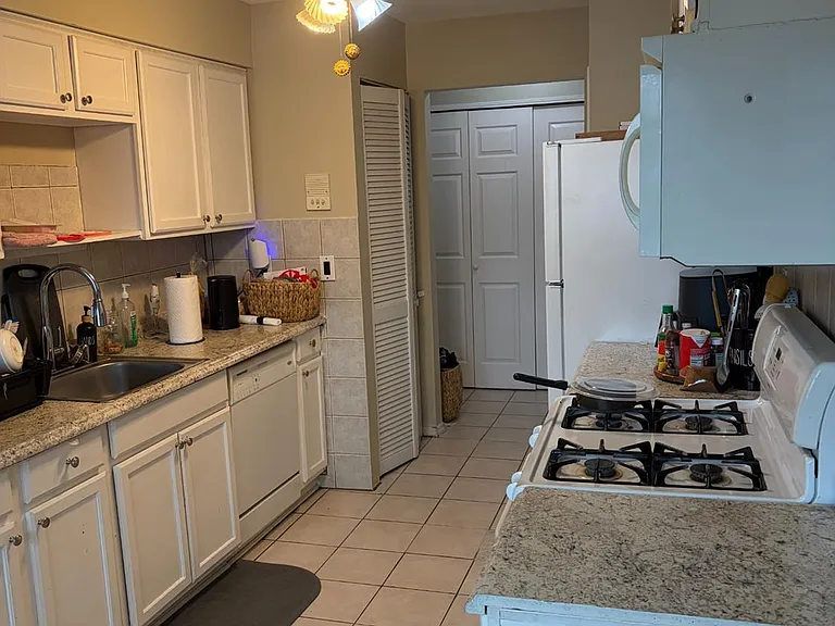 414 Sharon Ct — Photo 2