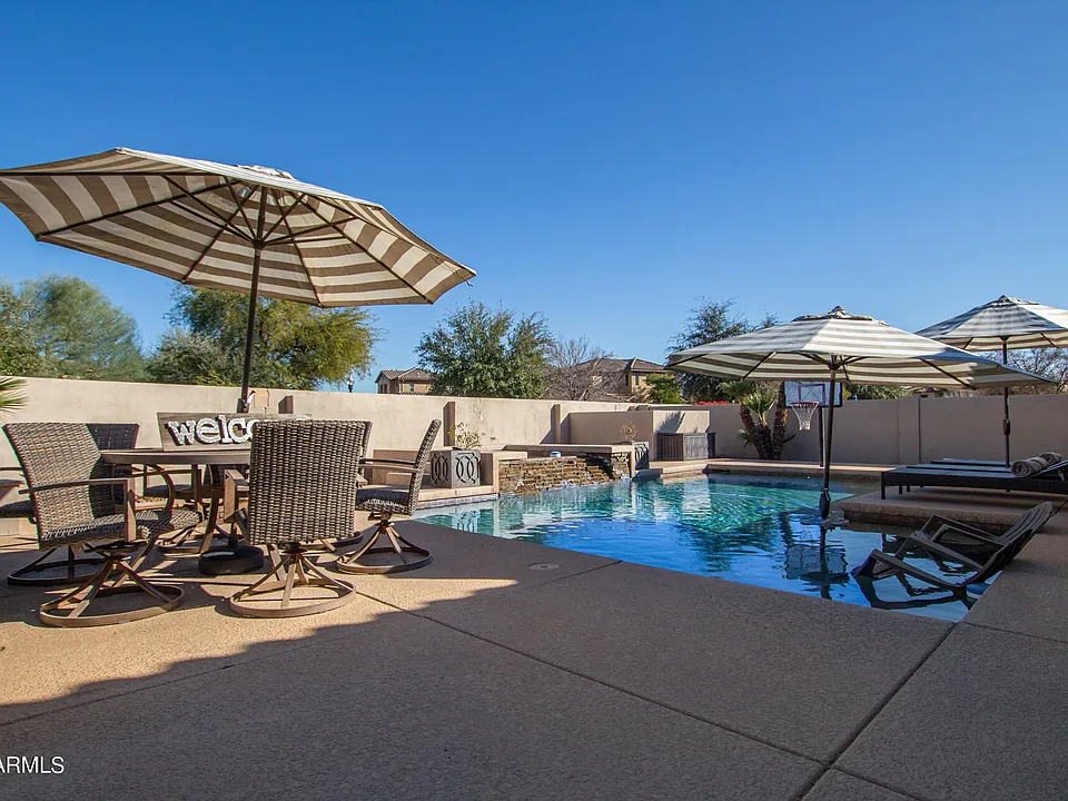 885 W Palo Brea Dr